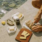 Planche à découper Aiona modèle MENTON en chêne, découpe de fromages en bord de mer. 
