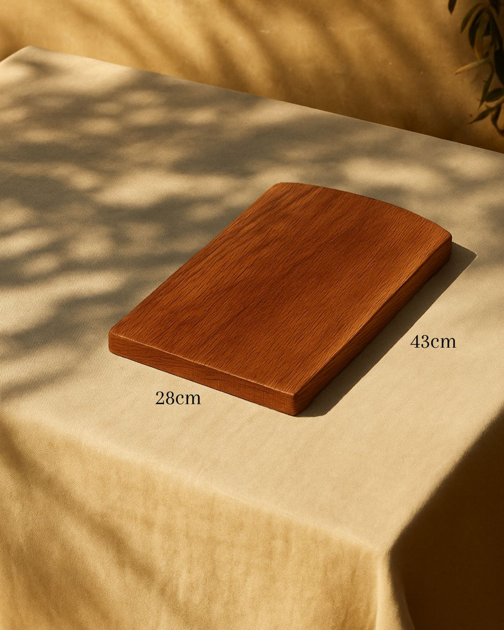 Planche à découper Aiona modèle CAVAILLON 43x28 cm en chêne, avec dimensions, posée sur une nappe.