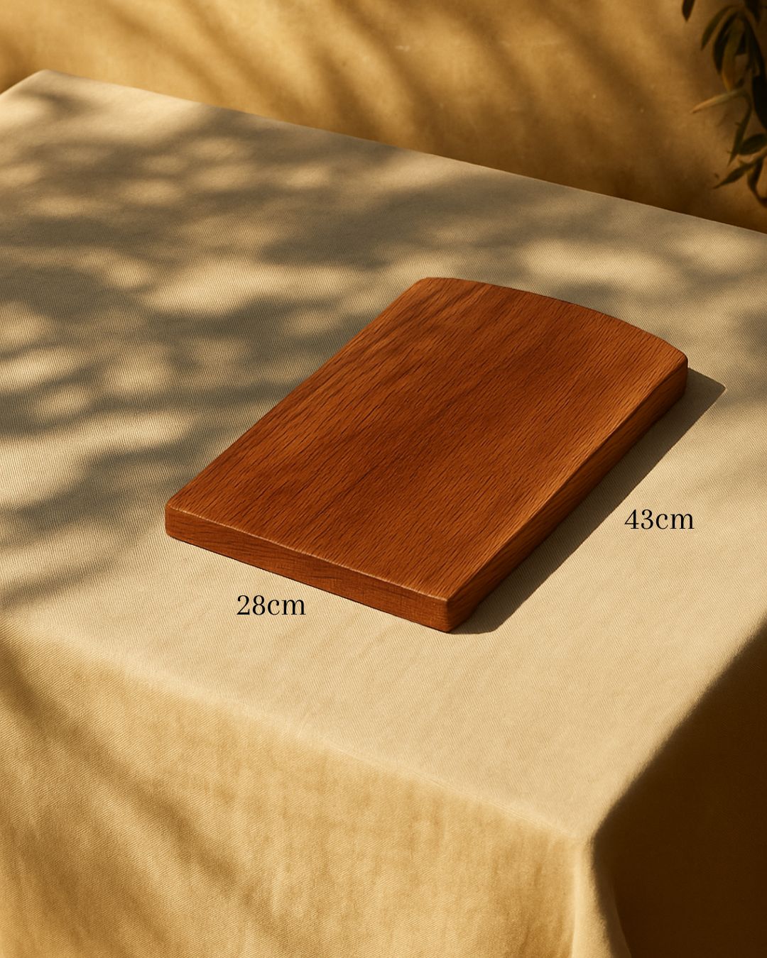 Planche à découper Aiona modèle CAVAILLON 43x28 cm en chêne, avec dimensions, posée sur une nappe.