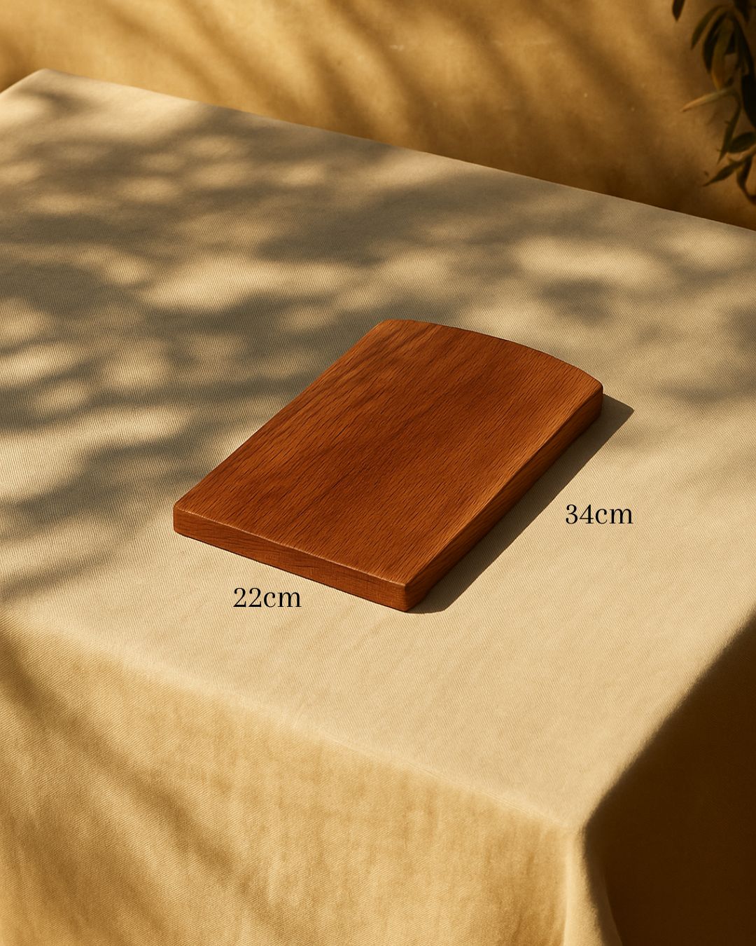 Planche à découper Aiona modèle MENTON 34x22 cm en chêne, avec dimensions, posée sur une nappe.